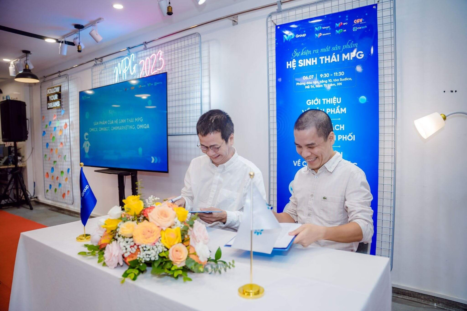 Ông Nguyễn Việt Trung - Tổng Giám Đốc MPG (phía bên trái) và ông Cao Huy Văn - Giám Đốc MeTech (phía bên phải) đang thực hiện lễ ký kết 