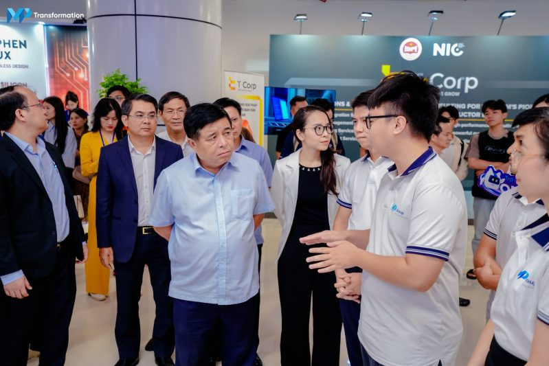 Bộ Trường Nguyễn Chí Dũng Trao Giấy Chứng Nhận Cho mp Transformation 